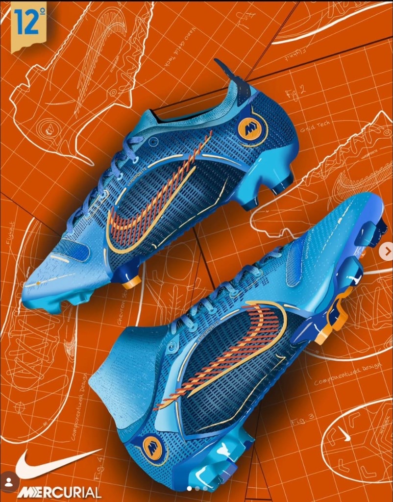 Concept visual delle Nike Mercurial blu su sfondo arancione con sketch tecnici, schemi di costruzione e dettagli grafici della scarpa da calcio