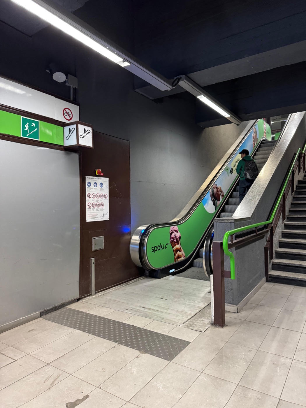 Campagna OOH Spoki · Wrap pubblicitario su scala mobile della metro con statua michelangiolesca