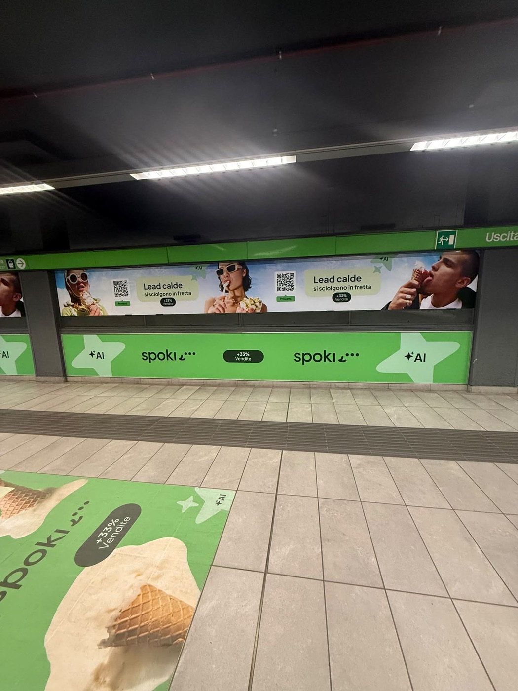 Campagna OOH Spoki · Wall installation in stazione metro: pannelli ripetuti e logo Spoki