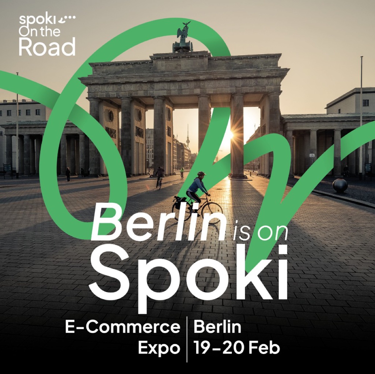 Grafica Spoki On The Road per E-Commerce Expo a Berlino, 19-20 febbraio: Brandenburg Tor all'alba con ciclista e segno grafico verde Spoki, claim «Berlin is on Spoki»