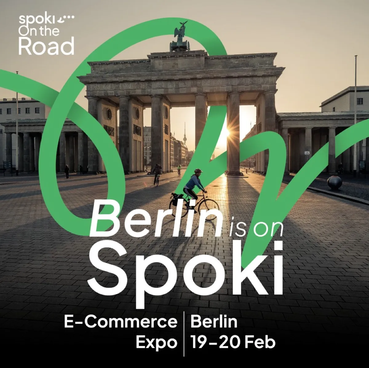 Grafica Spoki On The Road per E-Commerce Expo a Berlino, 19-20 febbraio: Brandenburg Tor all'alba con ciclista e segno grafico verde Spoki, claim «Berlin is on Spoki»
